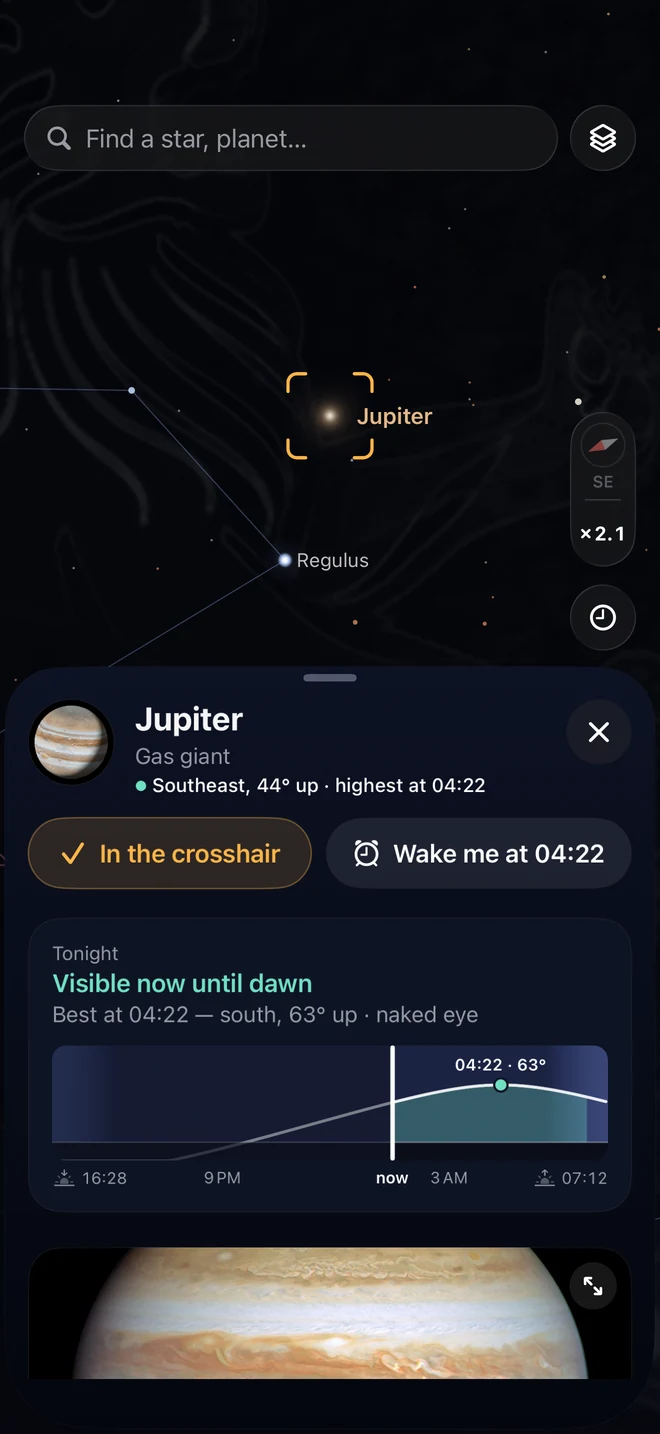 Jupiter in the crosshair with its card open: a gas giant, southeast, 44° up, highest at 04:22, visible now until dawn, a chart of its height through the night and buttons In the crosshair and Wake me at 04:22